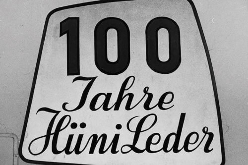 Schild zum 100-jährigen Jubiläum von Hüni Leder